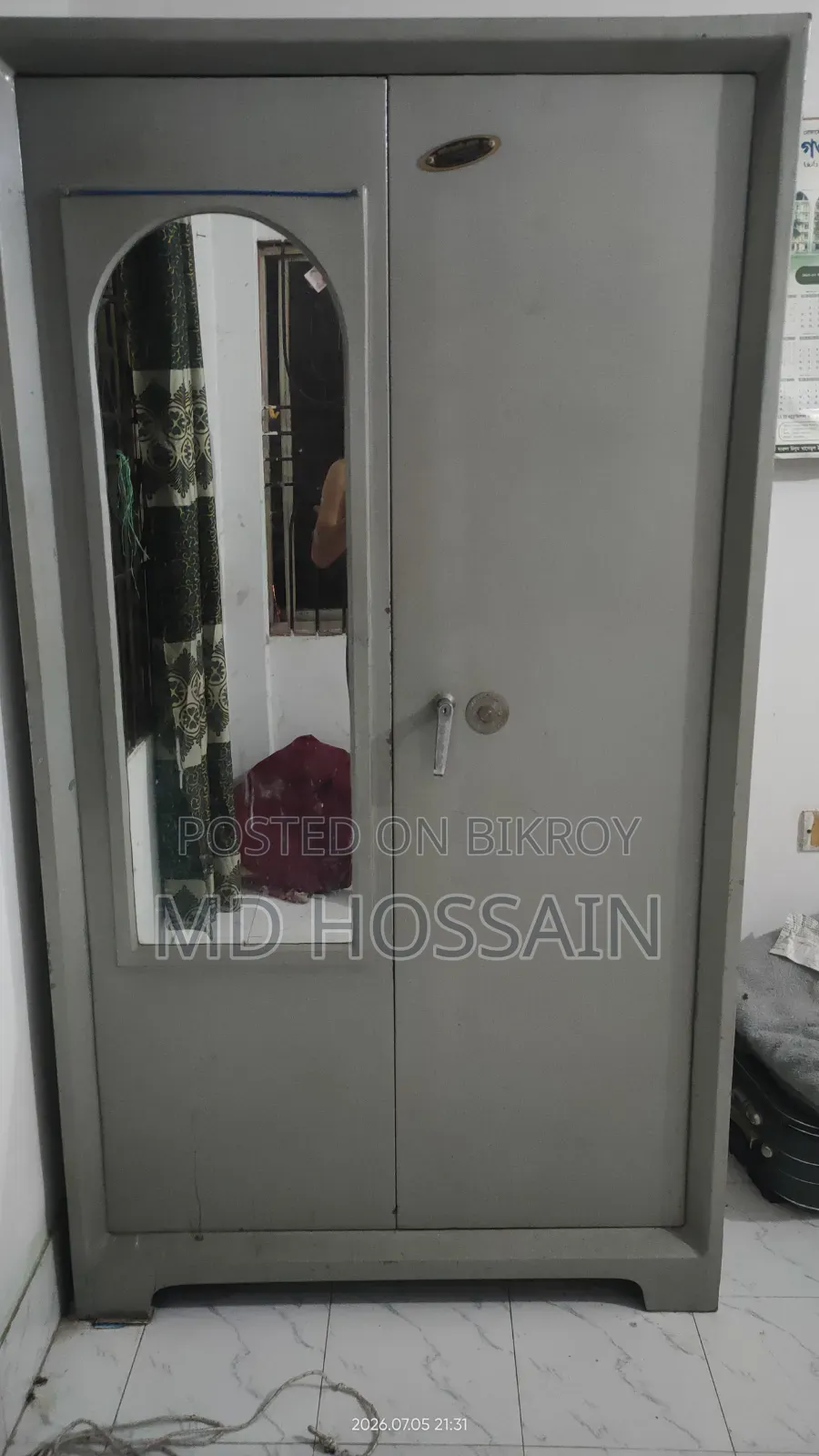 বাসায় ব্যবহৃত একটি স্টিলের আলমারী