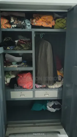 বাসায় ব্যবহৃত একটি স্টিলের আলমারী