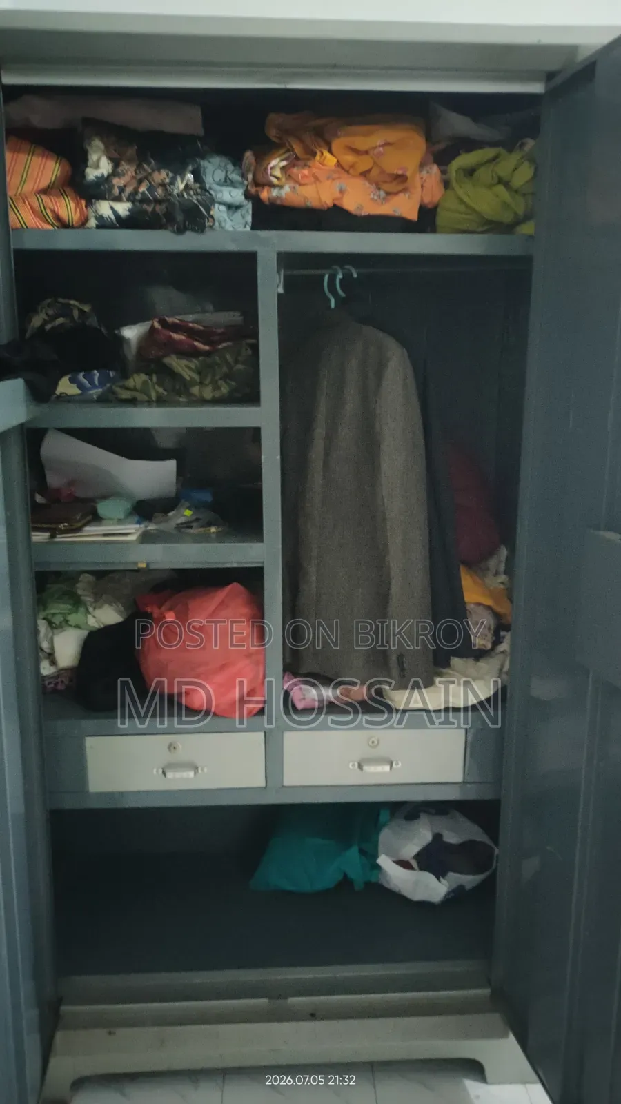 বাসায় ব্যবহৃত একটি স্টিলের আলমারী