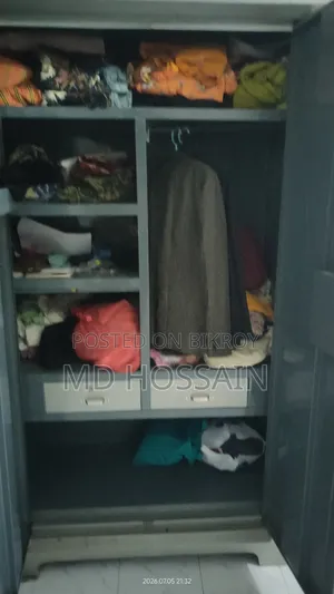 বাসায় ব্যবহৃত একটি স্টিলের আলমারী