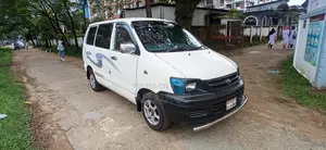 টয়োটা নোয়াহ ২০০২ সাদা