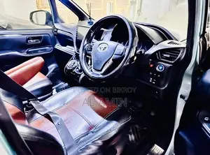 Toyota Esquire 1.8 FWD Hybrid (7 seater) 2015 Blue