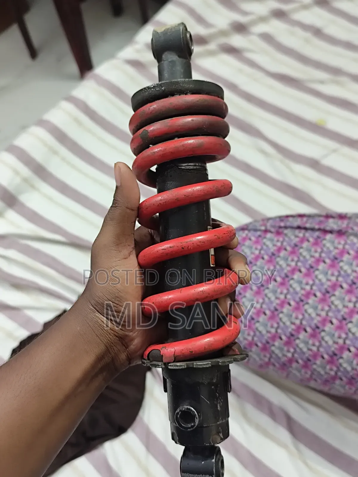 4v বাইকের পিছনের সাচপেনশন