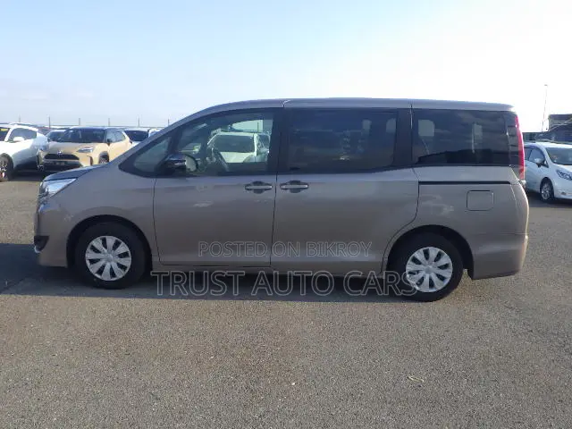 Toyota Noah 2021