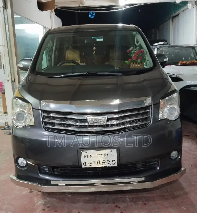 Toyota Noah 2012 Gray
