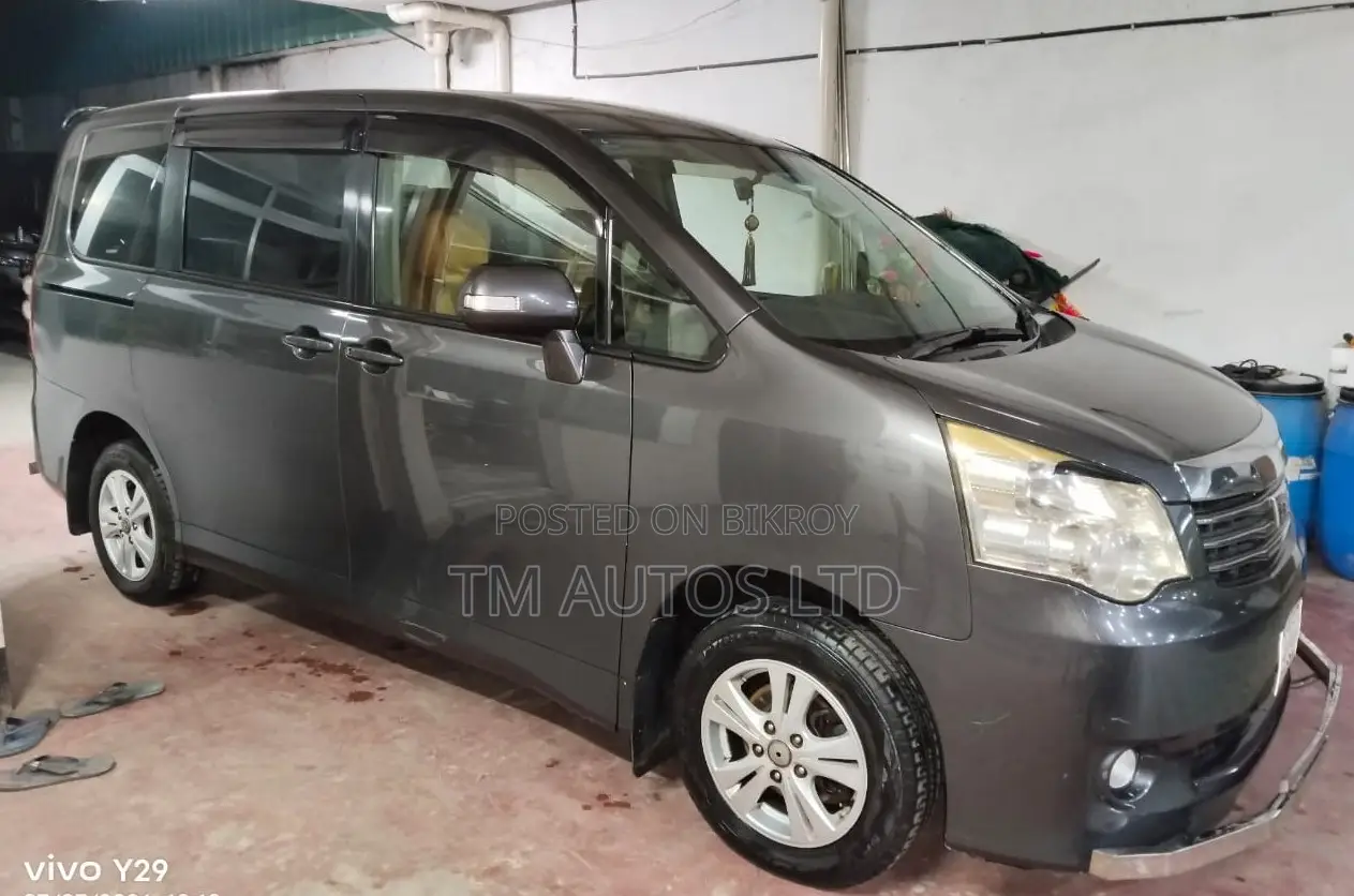 Toyota Noah 2012 Gray