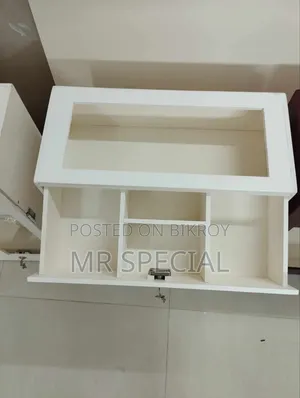 হাতের তৈরি কাঠের আলমারি