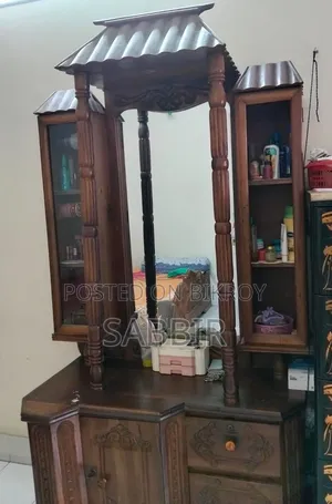 Stylish Mahogany Wood Dressing Table – For Sale at a Low Price!