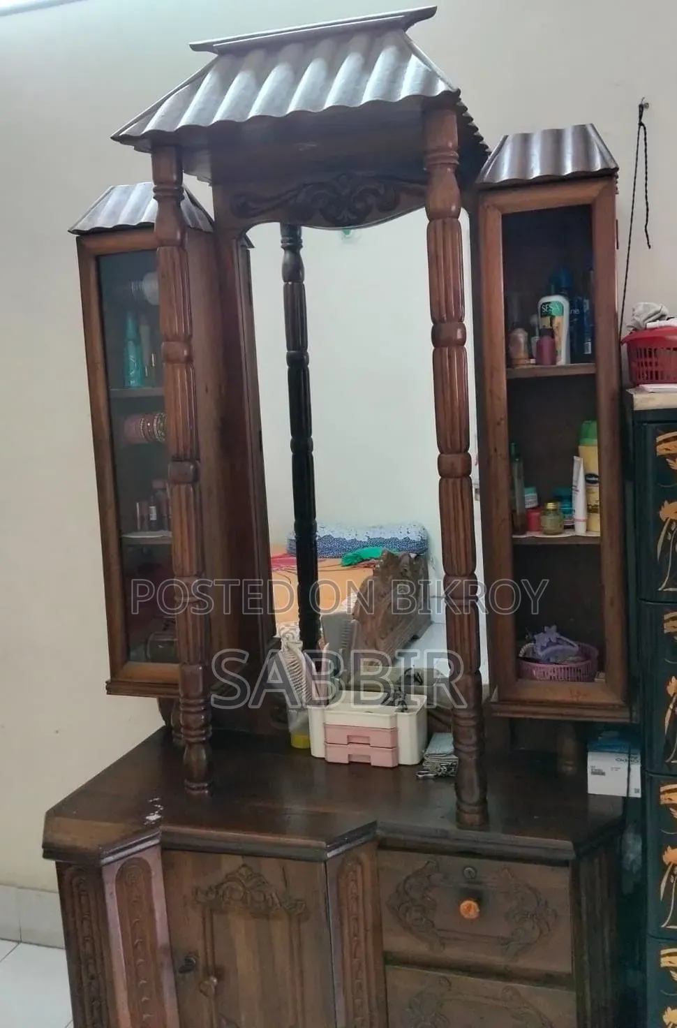 Stylish Mahogany Wood Dressing Table – For Sale at a Low Price!