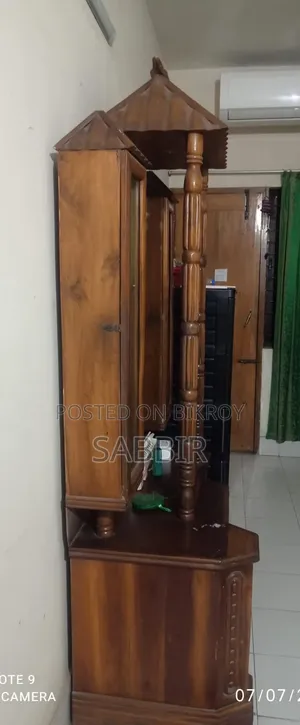 Stylish Mahogany Wood Dressing Table – For Sale at a Low Price!
