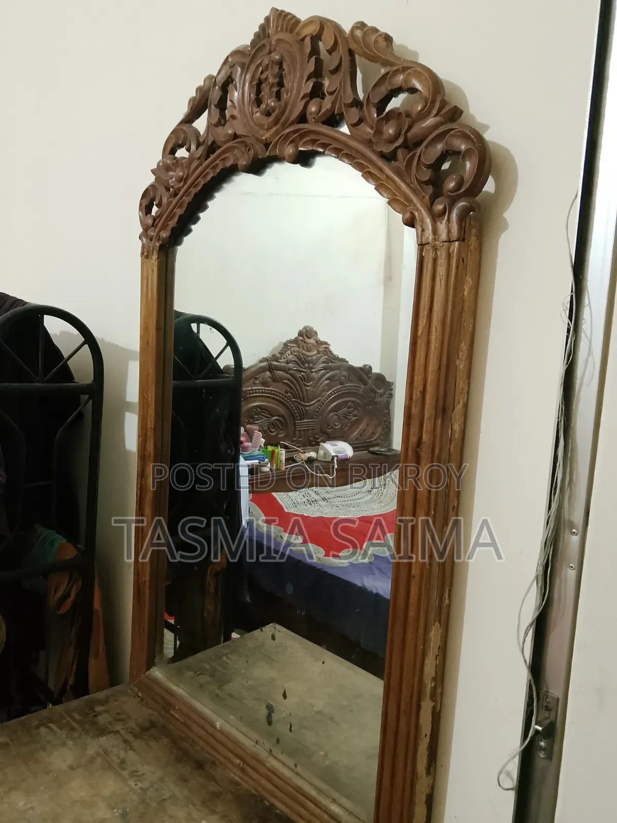 একটি পুরাতন ড্রেসিং টেবিল বিক্রি করা হবে