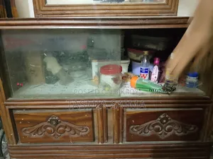 একটি পুরাতন ড্রেসিং টেবিল বিক্রি করা হবে