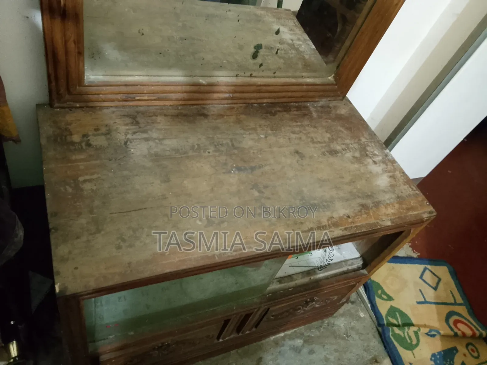 একটি পুরাতন ড্রেসিং টেবিল বিক্রি করা হবে