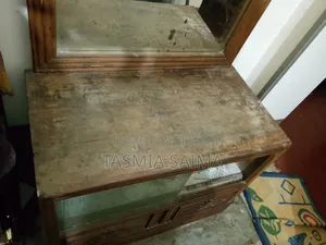 একটি পুরাতন ড্রেসিং টেবিল বিক্রি করা হবে