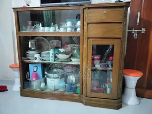 কাঠের শোকেজ
