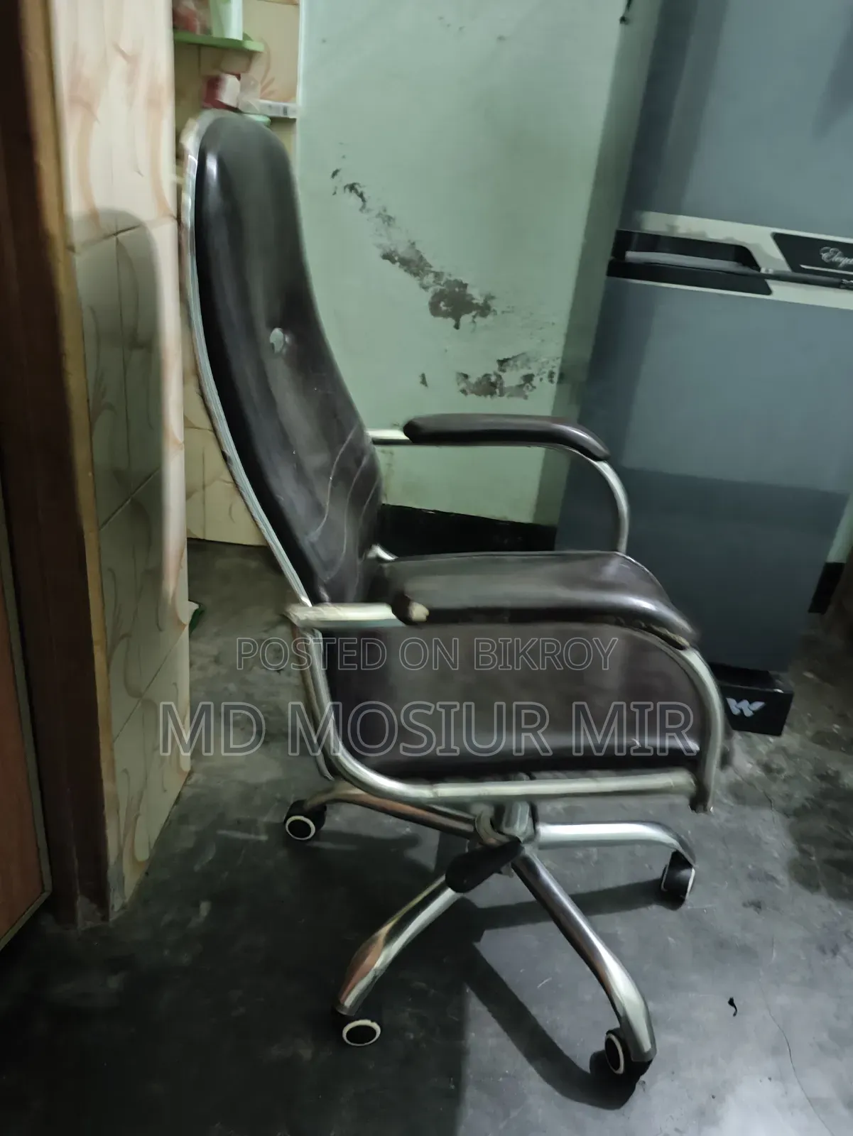 চেয়ার বিক্রি হবে দাম আলোচলা সাপেক্ষে