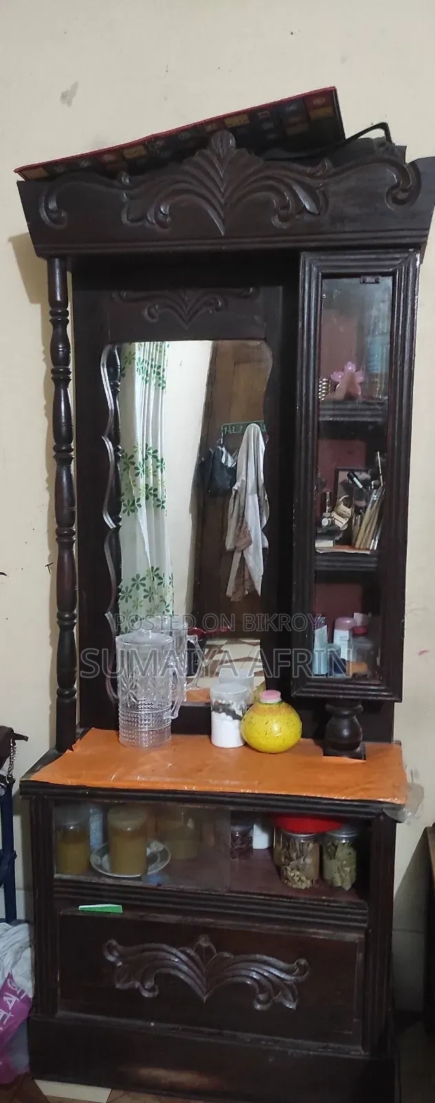 ড্রেসিং টেবিল ও খাট