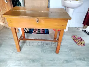 পড়ার টেবিল