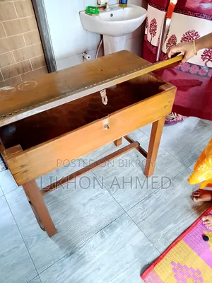 পড়ার টেবিল