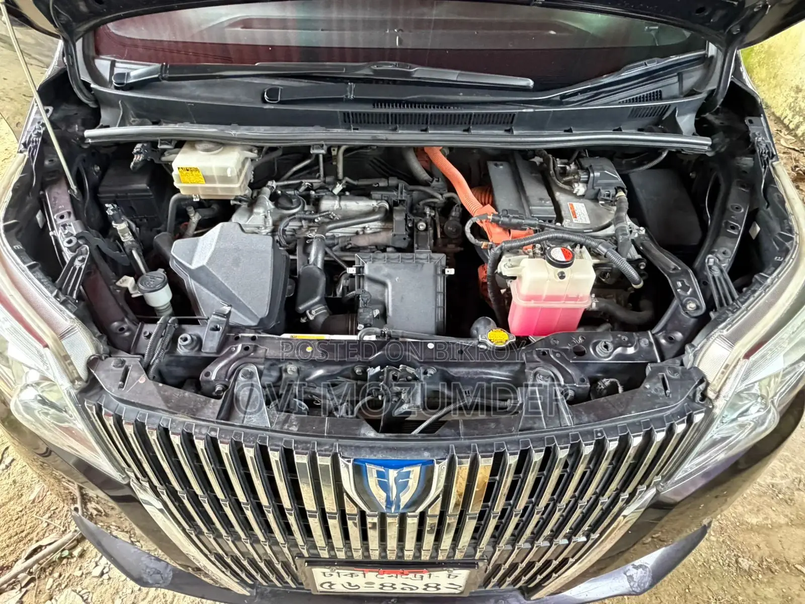 Toyota Esquire 1.8 Front Wheel Drive Hybrid (7 seater) 2015 Red