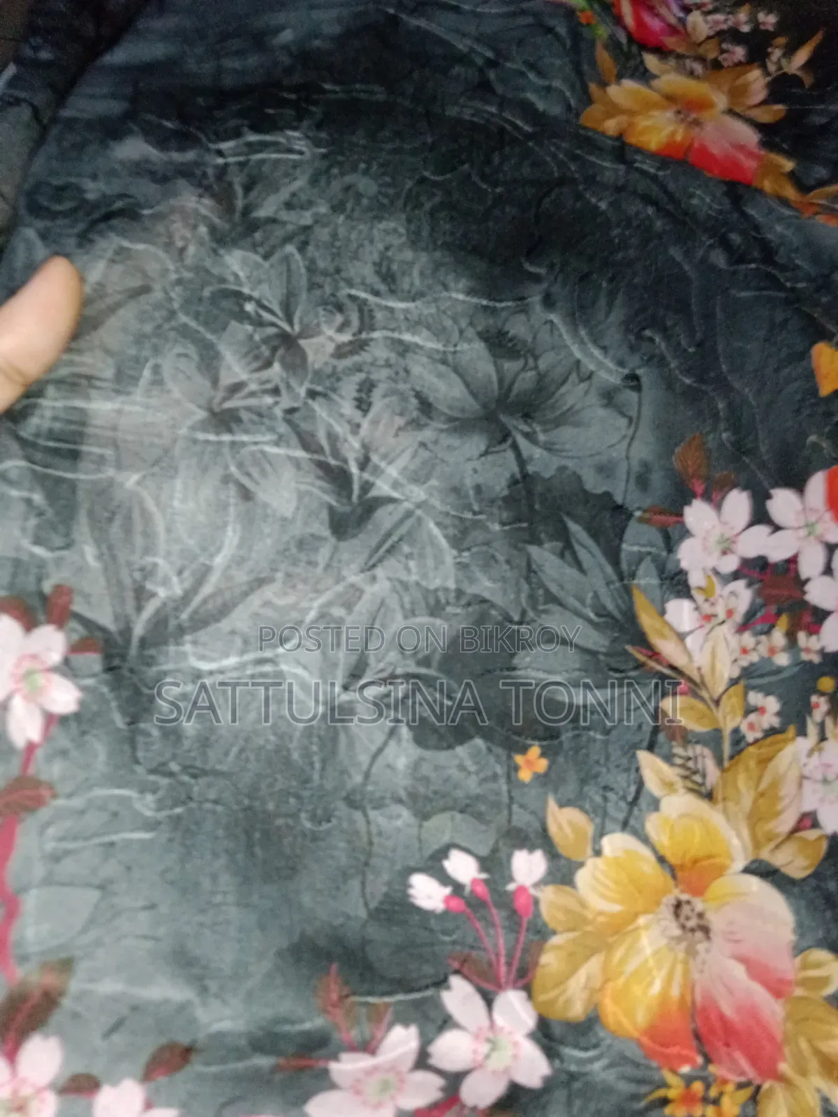 সুতোর কাজ করা থ্রিপিছ