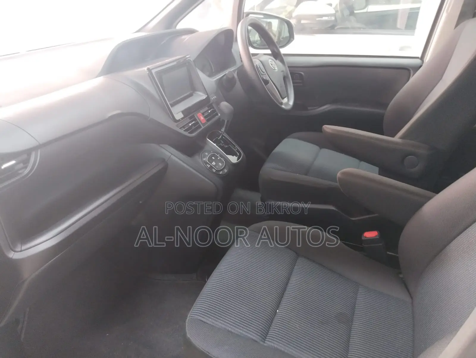 Toyota Noah 2021 Silver