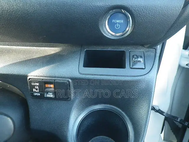 Toyota Sienta 2021 Pearl