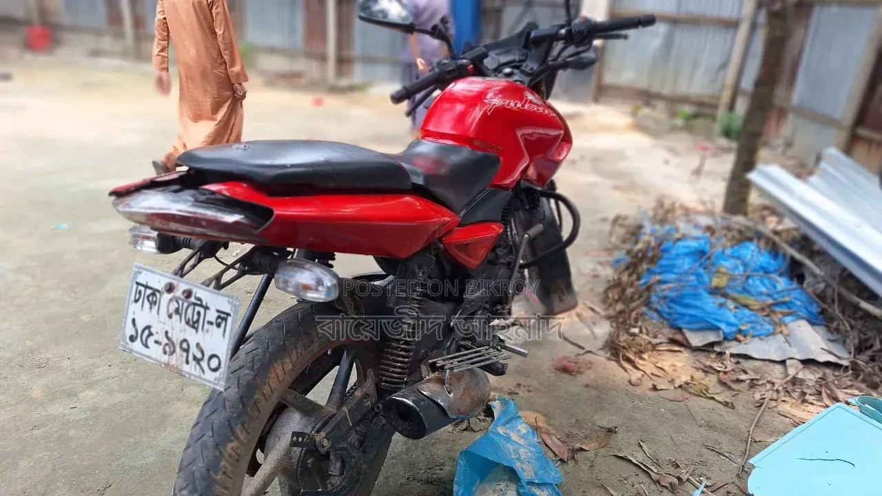 বাজাজ ২০১৭ লাল