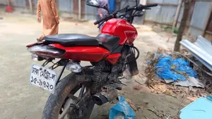 বাজাজ ২০১৭ লাল