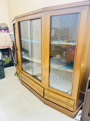জরুরি ভিত্তিতে কাঠের চমৎকার শোকেস/আলমারি বিক্রি করা হবে!