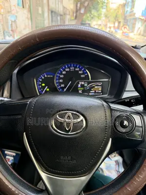 Toyota Axio 1.5 Hybrid 2WD 2017 Silver