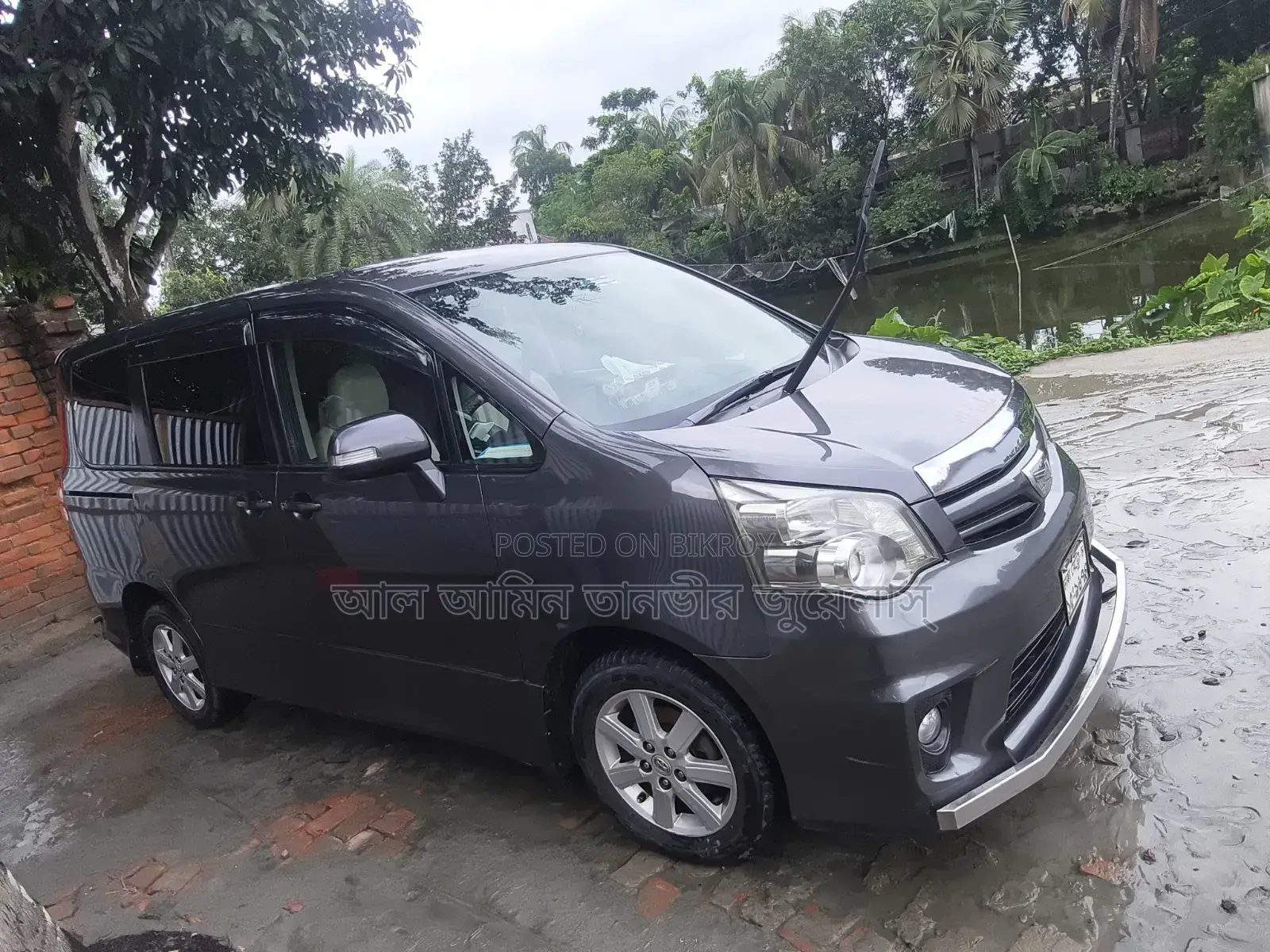 Toyota Noah 2.0 158hp FWD (8 Seater) 2010 Gray