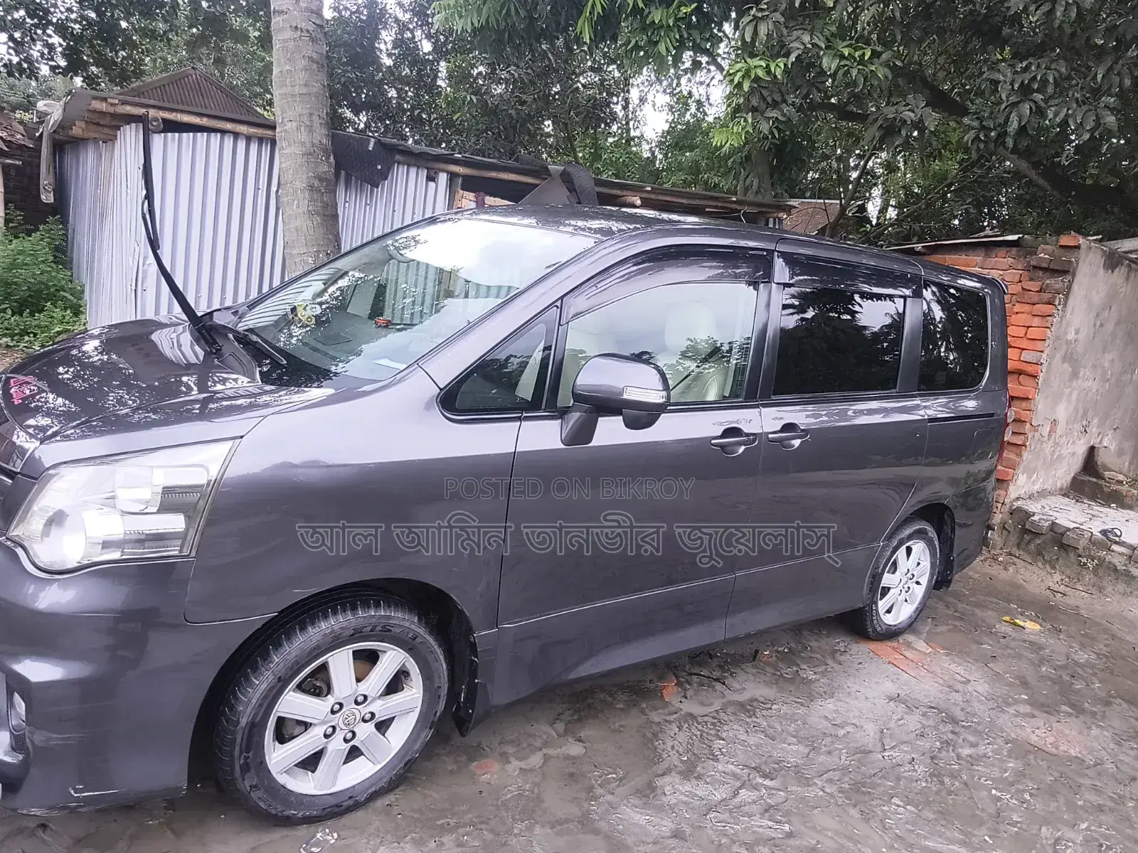 Toyota Noah 2.0 158hp FWD (8 Seater) 2010 Gray