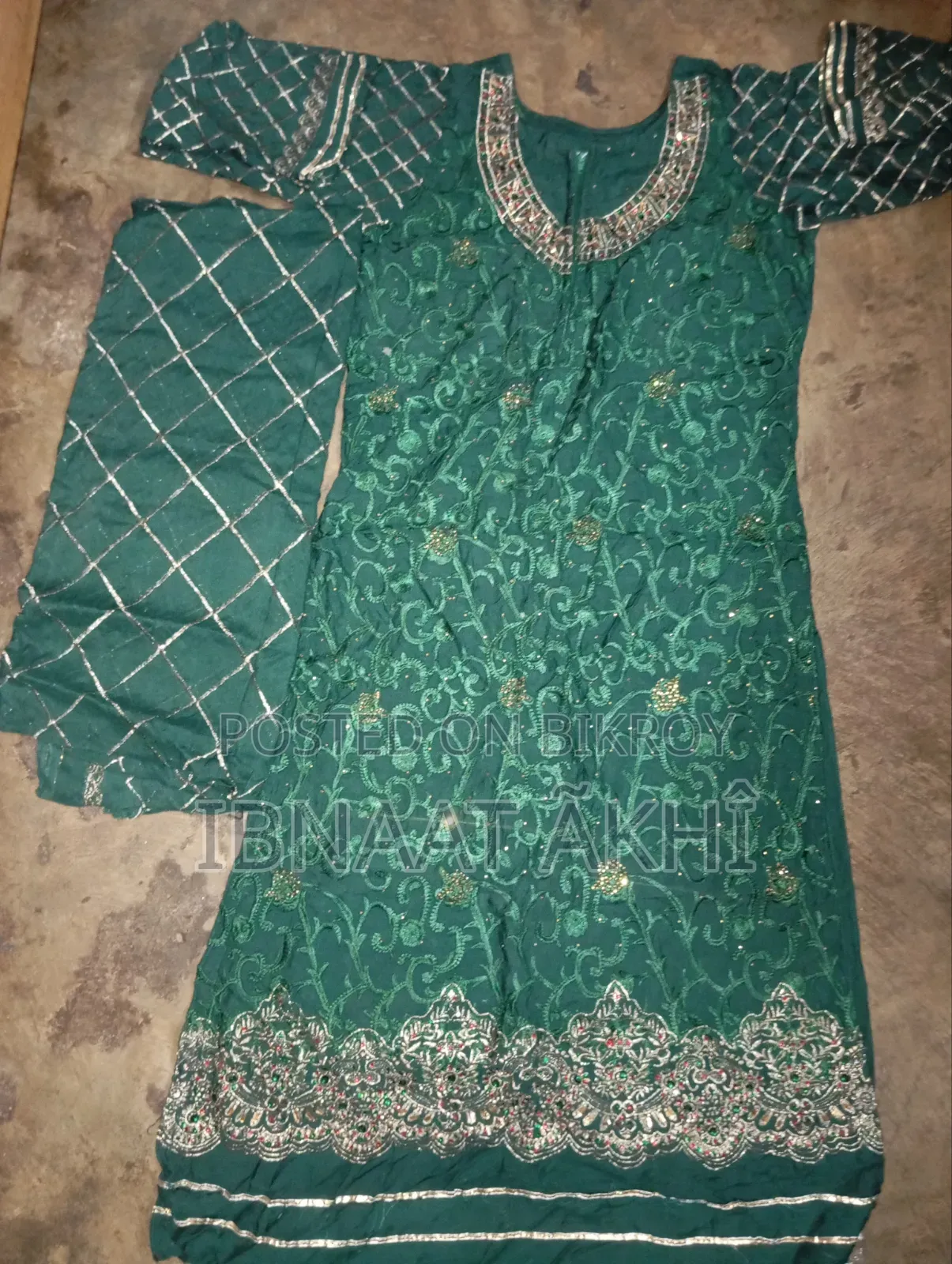 কিছু ড্রেস বিক্রি করা হবে