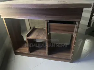 পড়ার টেবিল