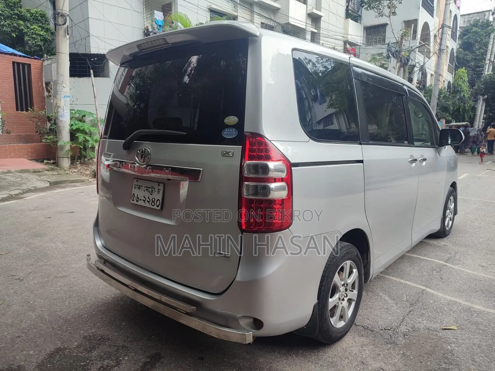 Toyota Noah 2.0 143hp FWD (8 Seater) 2011 Silver