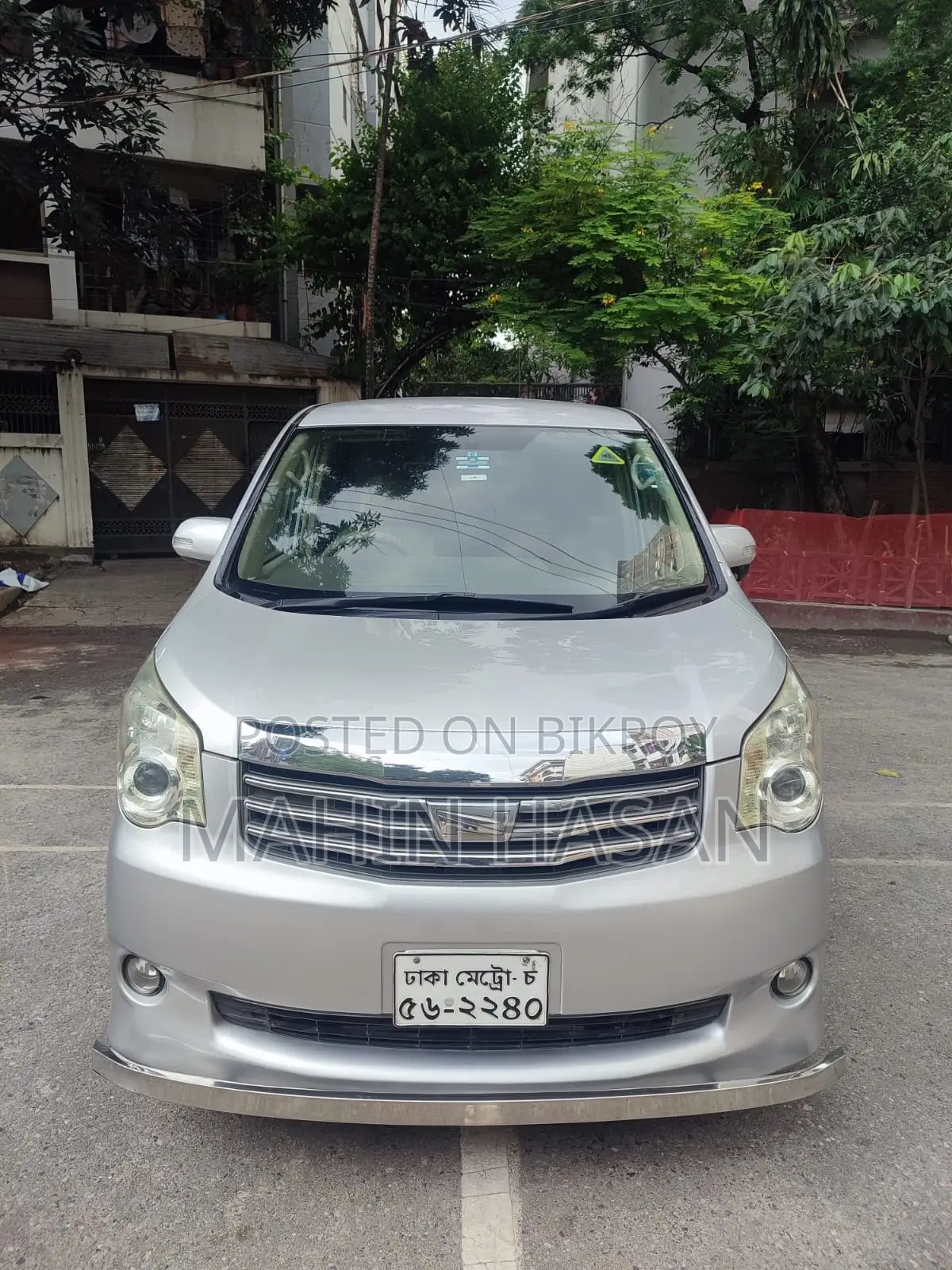 Toyota Noah 2.0 143hp FWD (8 Seater) 2011 Silver