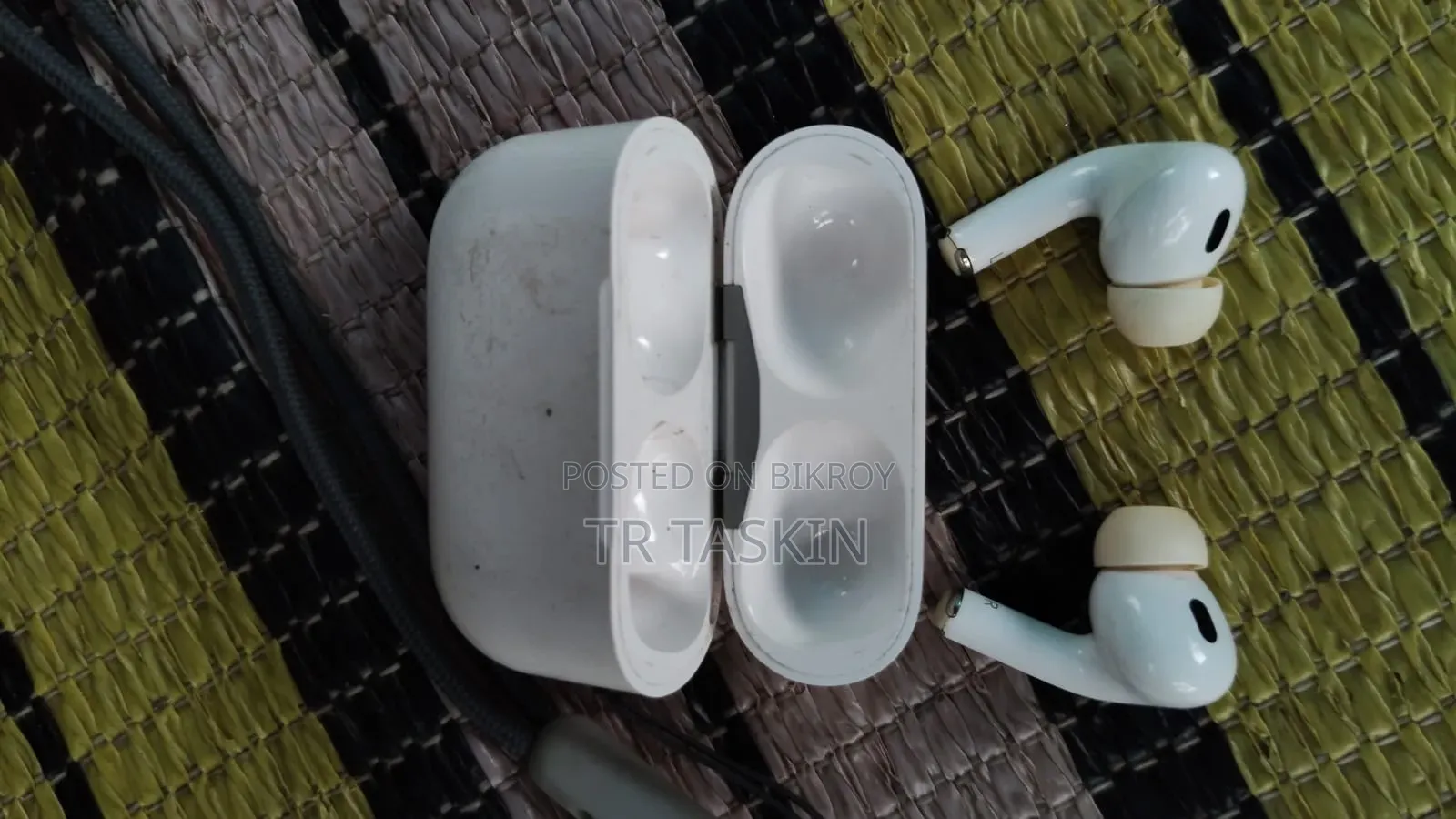 Apple Airpods (2nd Gen) Good Product So Price is High