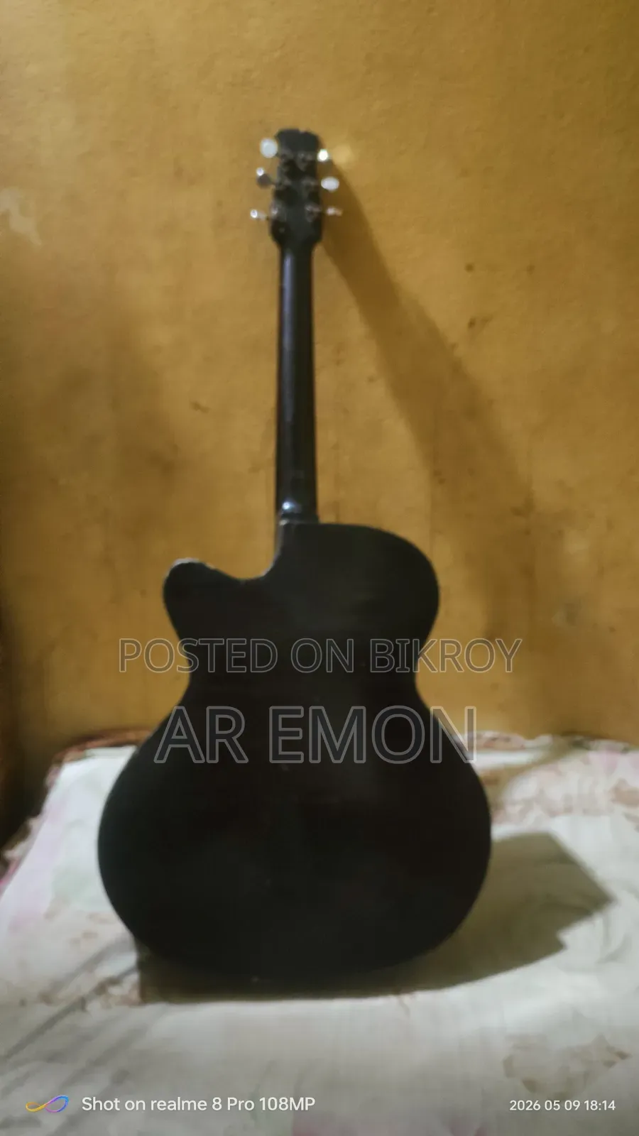 গিটার বিক্রি হবে