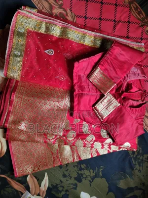 কাতান বেনারসি শাড়ি সাথে ব্লাউজ এবং ওড়না