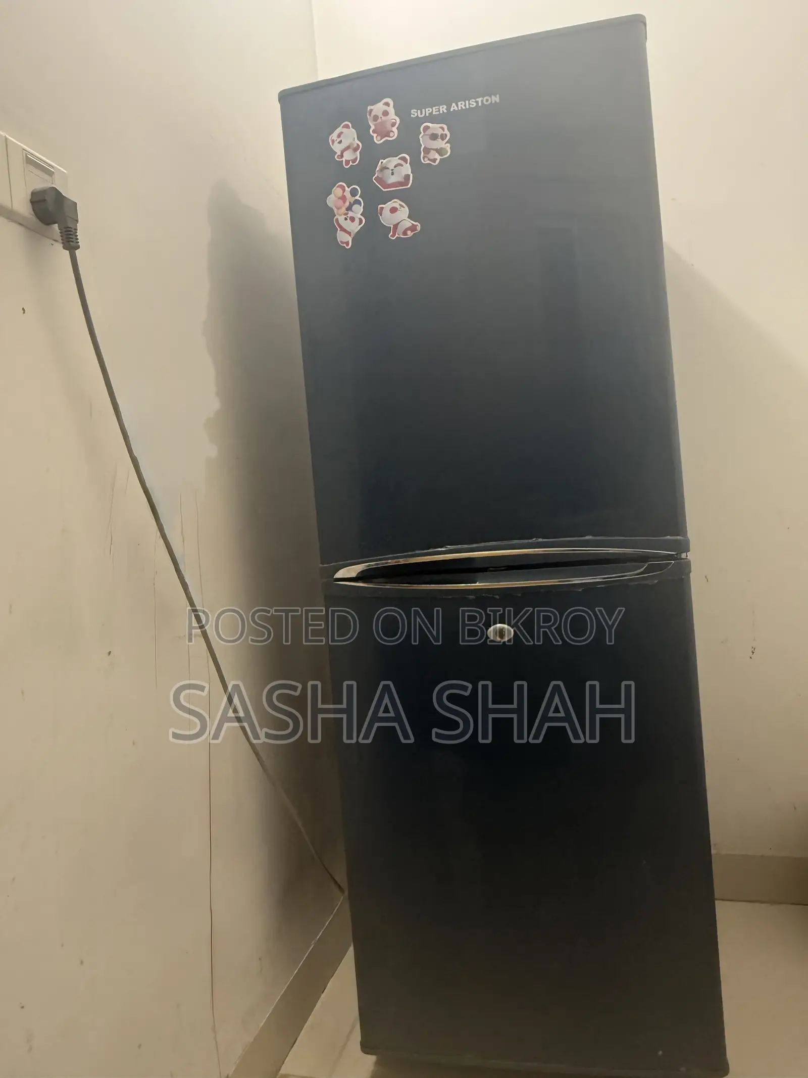 ভালো কন্ডিশনের ডাবল ডোর ফ্রিজ, সুপরিসর এবং যত্নসহকারে ব্যবহৃত