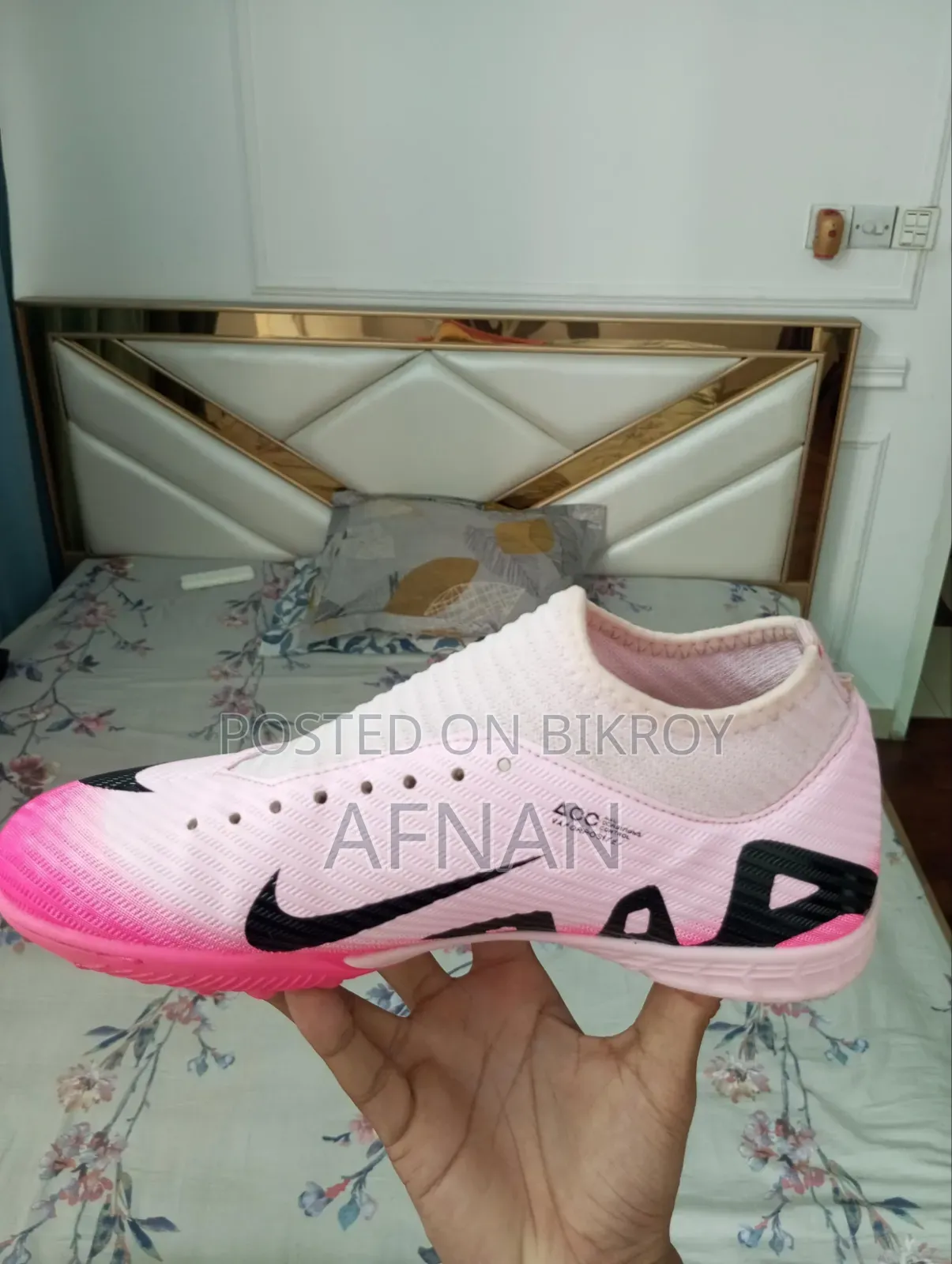 Niteaz Football Turf Shoes – Pink/White – Excellent Condition