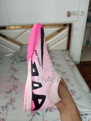 Niteaz Football Turf Shoes – Pink/White – Excellent Condition