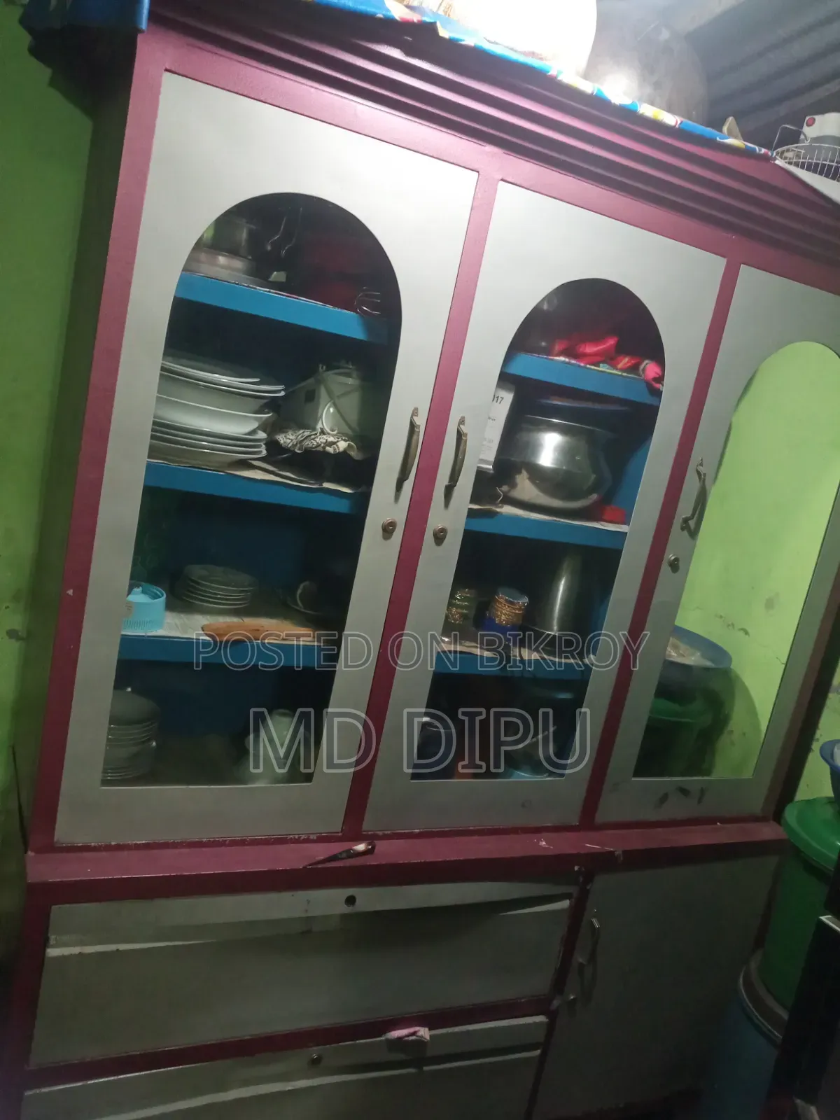 এই শোকেসটি বিক্রি হবে
