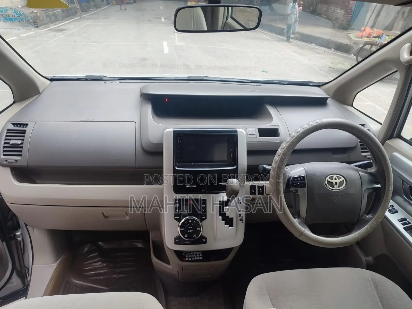 Toyota Noah 2.0 143hp FWD (8 Seater) 2011 Silver