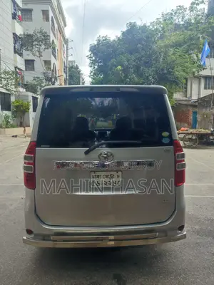 Toyota Noah 2.0 143hp FWD (8 Seater) 2011 Silver
