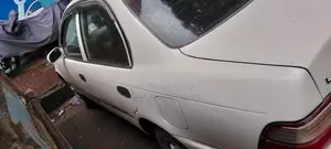 Toyota Corolla Sedan 1995 সাদা
