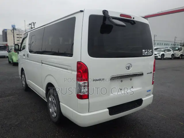 Toyota HiAce 2021