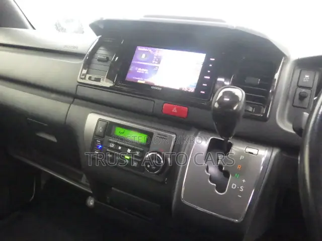 Toyota HiAce 2021