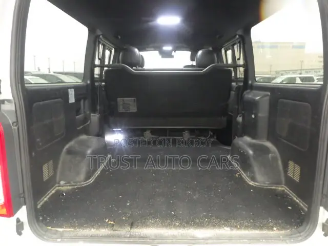 Toyota HiAce 2021